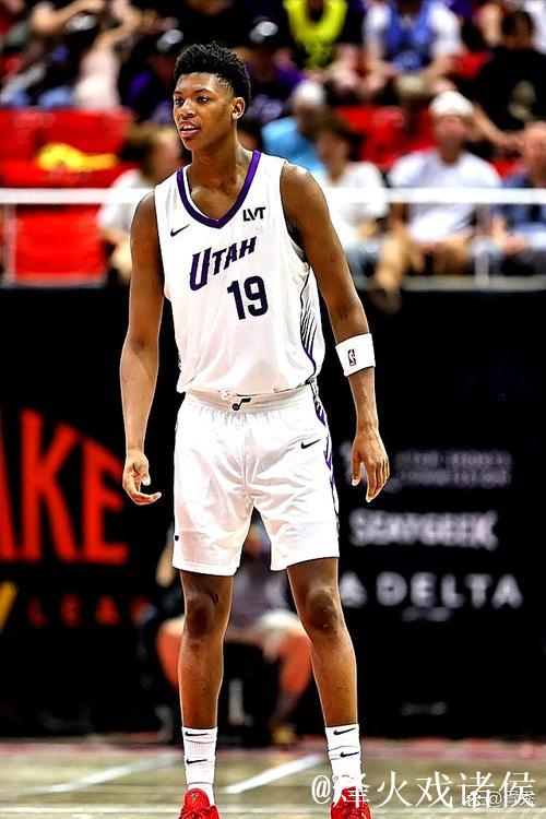 埃斯-贝利手感平平,砍下7分2篮板3助攻 埃斯-贝利手感平平,砍下7分2篮板3助攻